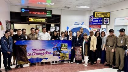 TAT, Scoot and Chiang Rai officials welcome passengers arriving on the inaugural Singapore–Chiang Rai flight at Mae Fah Luang International Airport.