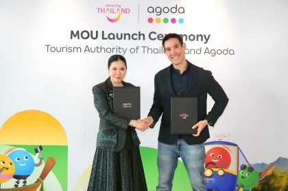 1. TAT and Agoda executives shake hands at the MOU launch ceremony to advance travel intelligence cooperation in Thailand.