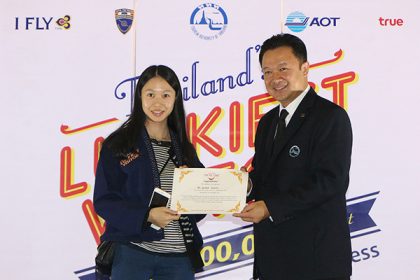 Ms. Huang Junyi receives a certificate naming her as “Thailand’s Luckiest Visitor – The Amazing, Smashing Success” from Mr. Yuthsak Supasorn, TAT Governor
