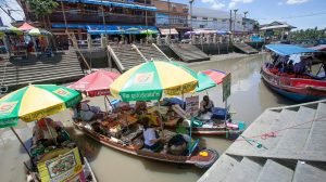 Top-markets-near-Bangkok-to-visit-for-an-authentic-local-Thai-experience---4---Amphawa-Floating-Market