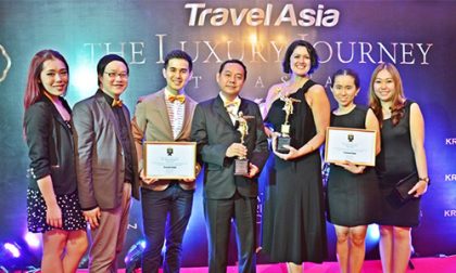 Ms. Melissa Shaw (3rd from right), General Manager of VIE Hotel Bangkok, and Mr. Chainarong Pipitweeranund (4th from left), Resident Manager of V Villas Hua Hin.