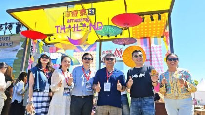 Very Thai Dien Feng Music Festival Thailand Pavilion – TAT executives and guests pose at the colourful Amazing Thailand pavilion in Guangzhou.